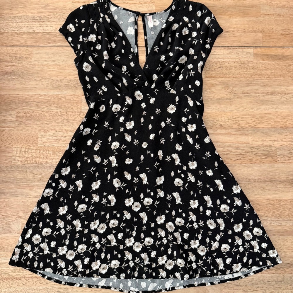 Free People Black Floral Open Back Mini Dress Cap Sleeve V-Neck Rayon Size 2